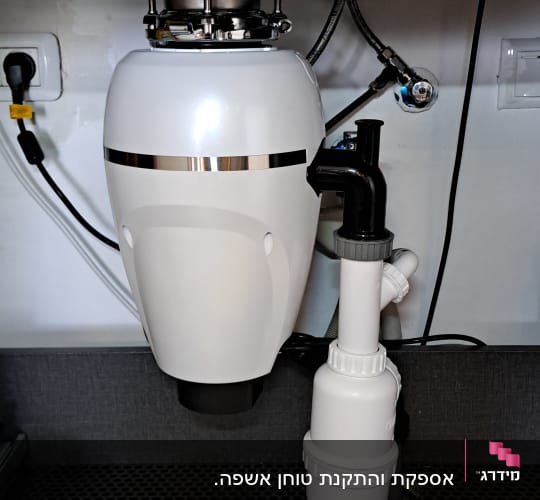 מערכת סינון מים מתחת לכיור עם צינורות חיבור